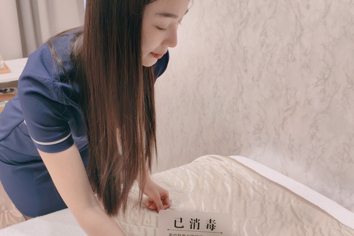 溫暖室內光線下的一面洗臉鏡與一盆清新綠植